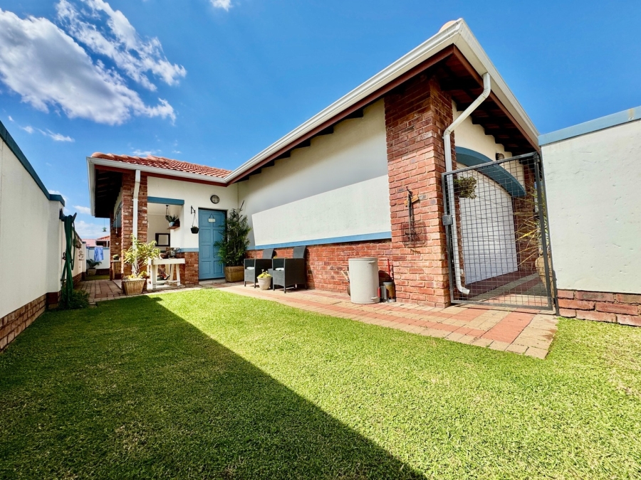 3 Bedroom Property for Sale in Van Der Hoff Park North West
